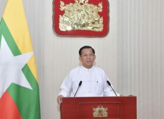 민아웅흘라잉, 전 정치지도자들과 회동 미얀마 신년 기념 축사하는 민아웅흘라잉 위원장