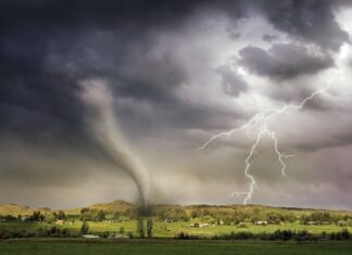 사이클론 Mocha 미얀마 인접 경보 lightning and tornado hitting village