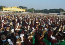 쉐다곤 파고다 일대 11,111명 승려 봉헌식으로 교통 체증 11,111명 승려 봉헌식