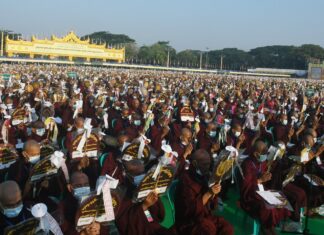 쉐다곤 파고다 일대 11,111명 승려 봉헌식으로 교통 체증 11,111명 승려 봉헌식