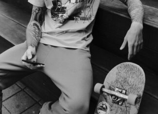 국방부 군인들, 흘레단 고가도로 스케이트보더 구타 grayscale photo of man sitting on a bench holding a smartphone