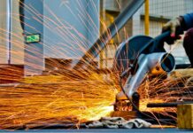 미얀마 철강업체, 위안화 결제 통화 장려 cut off saw cutting metal with sparks