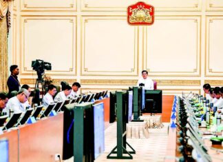 미얀마 정부부처 긴축운영 명령 미얀마 경제진흥위원회 회의에 참석한 민아웅흘라잉