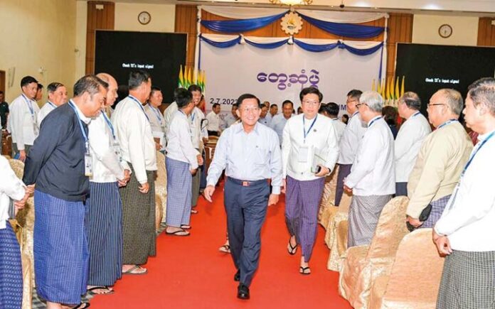미얀마 상공회의소 농축산업 기업인 간담회에 참석한 민아웅흘라잉