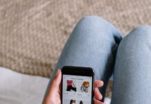 상무부, 전자상거래 업체 미등록시 법적 조치 경고 person holding black android smartphone