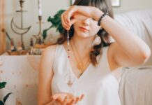 미얀마 종교문화부, 점쟁이 면허 발급 소문 일축 woman telling fortune with silver pendant