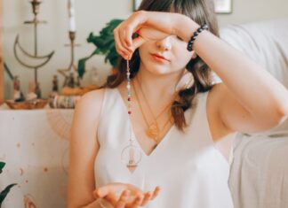 미얀마 종교문화부, 점쟁이 면허 발급 소문 일축 woman telling fortune with silver pendant