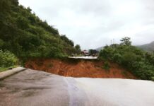 꺼인주 아시안 고속도로 구간 산사태로 도로 유실 홍수로 인한 산사태로 유실된 아시안 고속도로