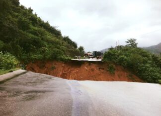 꺼인주 아시안 고속도로 구간 산사태로 도로 유실 홍수로 인한 산사태로 유실된 아시안 고속도로