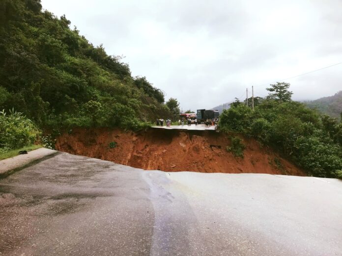 홍수로 인한 산사태로 유실된 아시안 고속도로