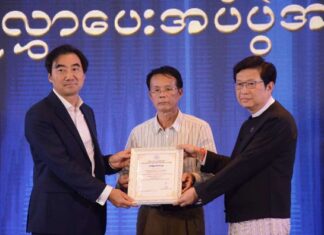 사이클론 모카 복구기금 참여 업체 감사 행사 개최, 미얀마 한인봉제협회도 참석 사이크론 모카 수재민 복구기금에 대한 기부증 전달식에 참석한 미얀마 한인봉제협회 김성환 회장