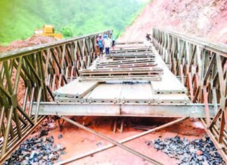 아시아 고속도로 재개 하루만에 부실공사로 폐쇄 유실된 아시아 고속도로 일부 구간 복구현장