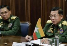 미얀마 국가관리위원회 2명 퇴출 민아웅흘라잉 위원장과 함께 있는 Moe Myint Tun(좌)