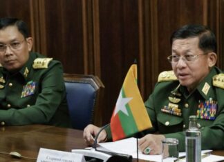 미얀마 국방부 거물급 Moe Myint Tun 유배형 민아웅흘라잉 위원장과 함께 있는 Moe Myint Tun(좌)