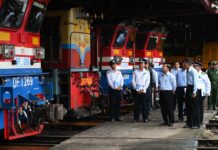 미얀마 전기차 활성화 정책에 이어, 전기 기차 개발 명령 양곤 철도청 정비창 시찰하는 민아웅흘라잉 위원장