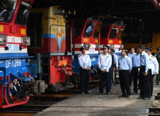 미얀마 전기차 활성화 정책에 이어, 전기 기차 개발 명령 양곤 철도청 정비창 시찰하는 민아웅흘라잉 위원장
