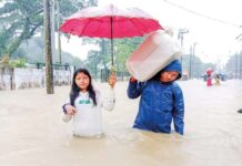 바고 수해 현장 구호활동 진입시 국가관리위원회 승인후 가능 바고 수해지역에서 구호작업을 하는 소방관