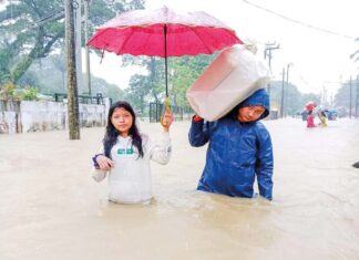바고 수해 현장 구호활동 진입시 국가관리위원회 승인후 가능 바고 수해지역에서 구호작업을 하는 소방관