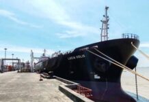 양곤 띨라와항 유조선 도착으로 유류 공급 정상화  양곤 띨라와항에 정박한 유조선