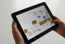 미얀마 전자상거래업체 등록비 발표 person holding black ipad