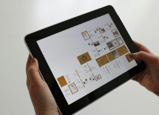 미얀마 전자상거래업체 등록비 발표 person holding black ipad