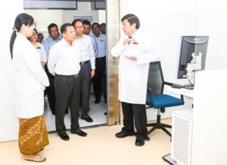 양곤 종합병원 신규병동 개장식 양곤 종합병원 신규병동을 방문한 민아웅흘라잉 위원장