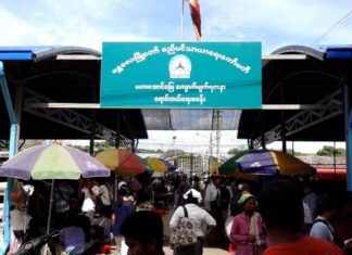 만달레이 침묵시위 휴업한 상가 처벌