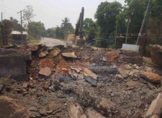 몬주 교량 지뢰 공격으로 몰랸먀잉 유류 부족 Moe Kaung Bridge