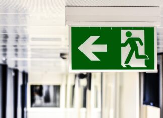 2024년 6월 한인단체 안전간담회 실시 green and white male gender rest room signage