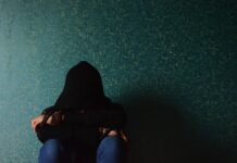 미얀마 우울증 지수 급증 woman sitting near wall