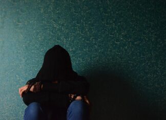 미얀마 우울증 지수 급증 woman sitting near wall