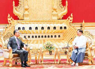 민아웅흘라잉 위원장, 중국 외무부장관 접견