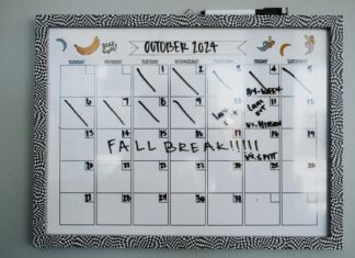 2024-25년 공휴일 오기 달력 발행사 시정 조치 whiteboard calendar highlighting fall break in october