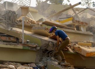 7.7 강진 이후 35차례 여진 발생, 주민 불안 확산 중