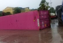양곤 지역 강풍과 폭우로 인한 컨테이너 야적장 피해 발생, 복구 작업 진행 중