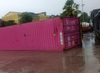 양곤 지역 강풍과 폭우로 인한 컨테이너 야적장 피해 발생, 복구 작업 진행 중