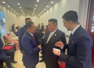 민아웅흘라잉 위원장, 북한 김정은과 첫 회동…중국에서 양국 협력 신호탄?