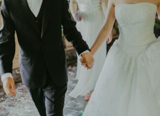 미얀마 대법원, 외국인과의 위장 결혼 증가에 엄격 심사 지시 woman wearing white wedding gown holding hands with man while walking