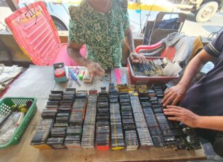 미얀마 휴대폰 부품, 수입 줄고 가격 급등…시장 한산·일부 매장 폐업까지